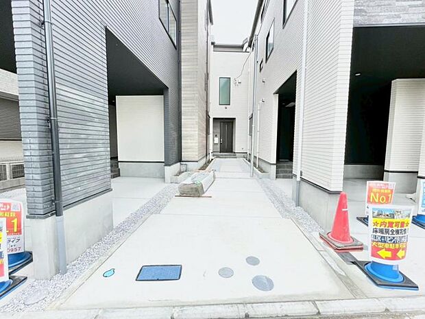 建物につながる駐車スペース。重いものの、荷物の出し入れも安心。小さなお子様も安心・安全の乗り降りができます。車が汚れたら洗えるのもうれしいですね。