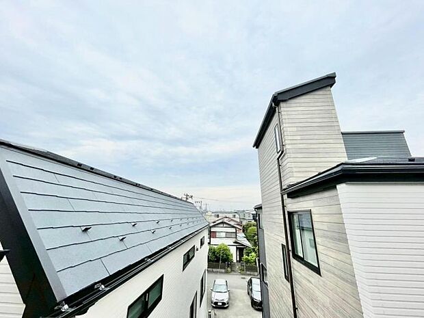 青いキャンパスに描かれた未来。この街に移り住み、この街で過ごす私たちの未来は、きっとこの雲のようにいろいろな形の幸せへと変わり、溢れるほど運んで来てくれることでしょう。