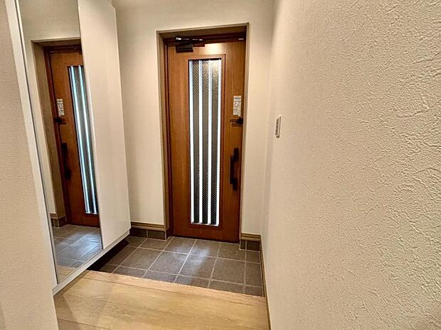 上質感漂う玄関と廊下。居住者の帰り、訪れる方を優しく迎える・安らぎに満ちた生活空間を予感させる。健やかな暮らしを楽しめそう 。