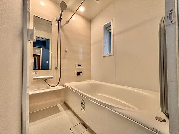 清潔感と和らぎあるカラーで統一し、ゆったりお使い頂ける柔らかな曲線で構成された、半身浴も楽しめるバスタブが心地よさをもたらします。