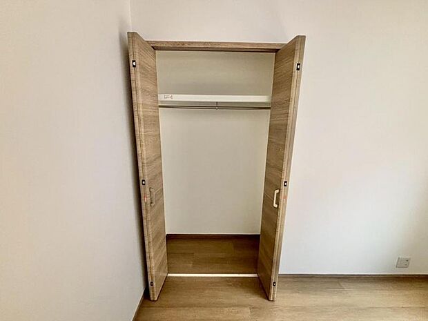 クローゼットは棚やハンガーパイプが付いた使いやすい設計。収納BOXなどもスッキリ収納できます。普段使わない季節用品やトランクなど、大きなものもラクラク収納できます。