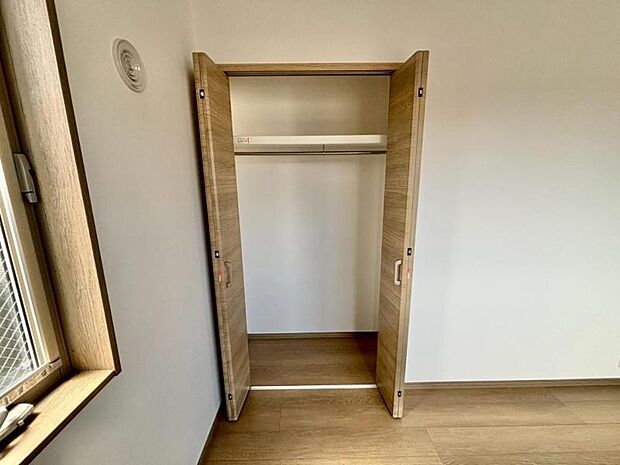 各居室にクローゼットがあり、洋服ダンスなどを置く必要がないのでお部屋を広く使えます。