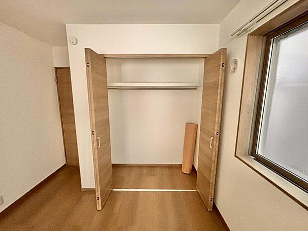 各居室にクローゼットがあり、洋服ダンスなどを置く必要がないのでお部屋を広く使えます。