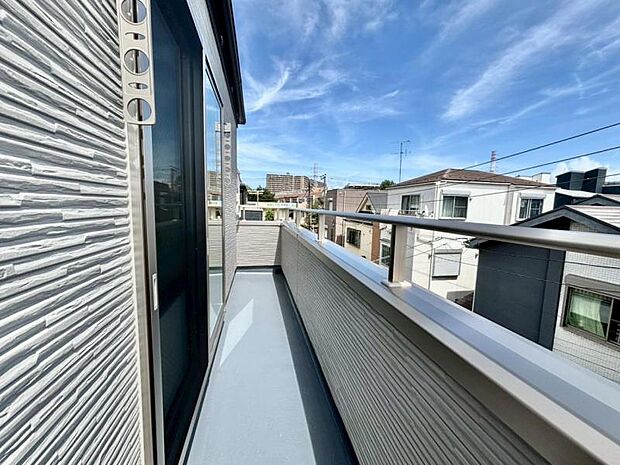 風の通り道。舞い込んでくる風が優しく躍り、室内に爽やかな空気を運んでくる。そこに季節の息吹を感じて、いまがどんな季節なのかを実感する。