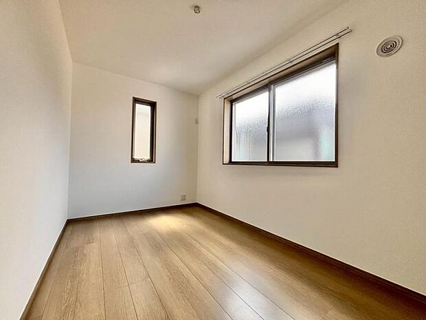 一日の疲れをいやしてくれる主寝室。時を忘れて過ごす場所として過ごせるお部屋です。窓からたっぷりと陽光が注がれる明るい空間は家族の成長に対応できる永住仕様の間取り。