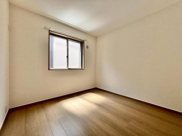 住まう方自身でカスタマイズして頂けるようにシンプルにデザインされた室内。自由度が高いので家具やレイアウトでお好みの空間を創り上げられます。