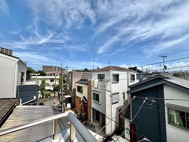 青いキャンパスに描かれた未来。この街に移り住み、この街で過ごす私たちの未来は、きっとこの雲のようにいろいろな形の幸せへと変わり、溢れるほど運んで来てくれることでしょう。