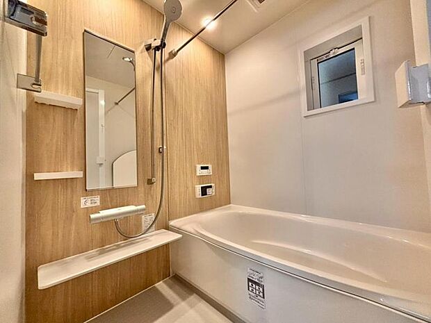 光に照らし出されたバスルーム。膨よかな湿度と静かに揺れる眼前の水面。広い浴槽にゆっくりと身を沈め深く瞑想をすれば、また新たな活力が膨らんできます。