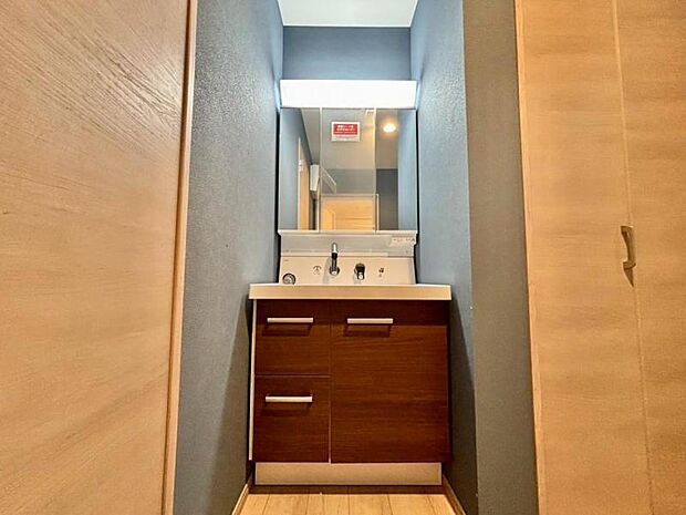 三面鏡の付いた洗面化粧台は、鏡面裏側にも機能的な収納を配置。普段使いの洗面小物やスキンケア用品などが衛生的に保管できます。