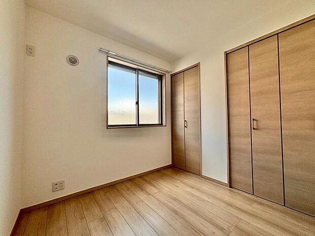 広々した納戸は、充分な収納スペースを確保しており、多目的にお使いいただける便利な空間です。