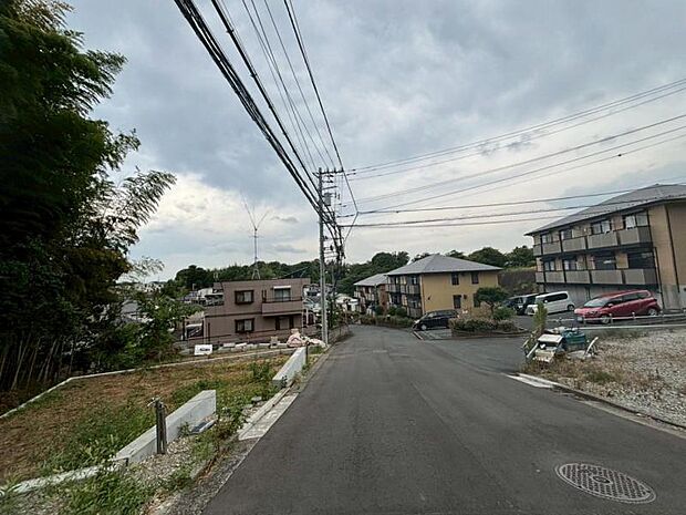 前面道路は約6.5mございますので、毎日のお車の出し入れもストレスなく行えます。(2025.8.7撮影)