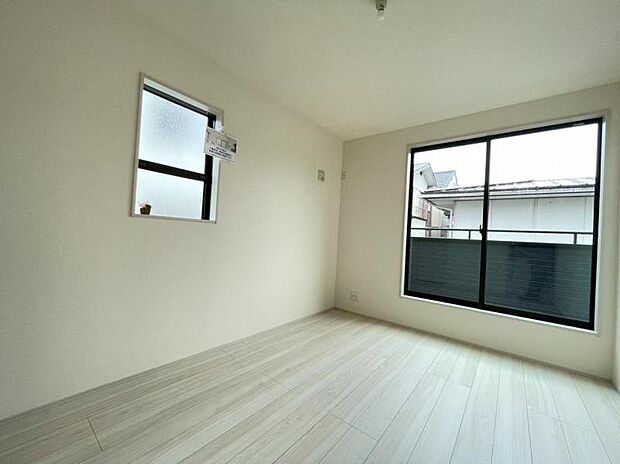 大きな窓からたっぷりと陽光が注がれる明るい空間。一日の疲れをいやしてくれる主寝室。（2025.8.3撮影）