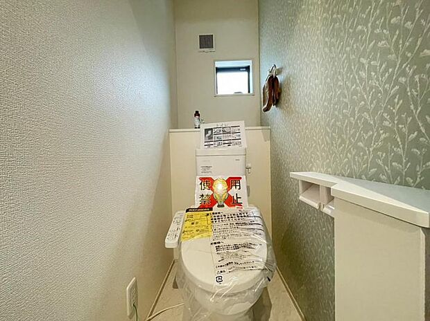 ウォシュレット付きのトイレ。落ち着いた空間で安らぎのひとときをお過ごしいただけます。（2025.8.3撮影）