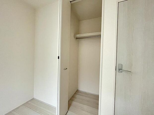 クローゼットには棚やハンガーパイプが付いており、スーツや上着などがスッキリ収納可能です。（2025.8.3撮影）