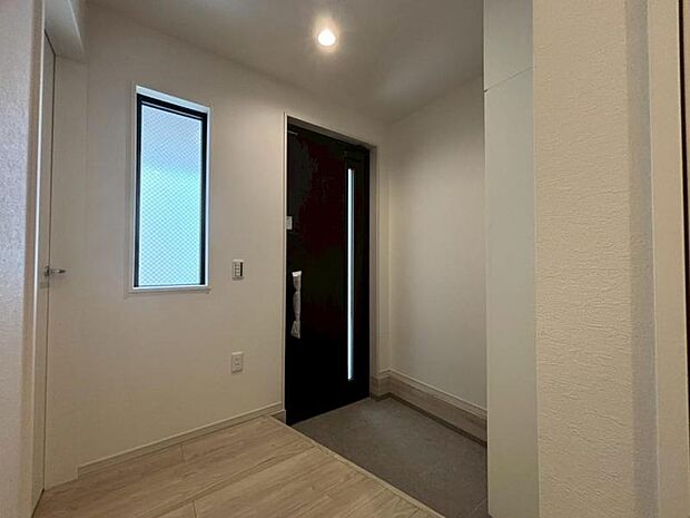 広々とした玄関で大切なお客様をお出迎え。明るく気持ちの良い玄関は気持ちが盛り上がります。