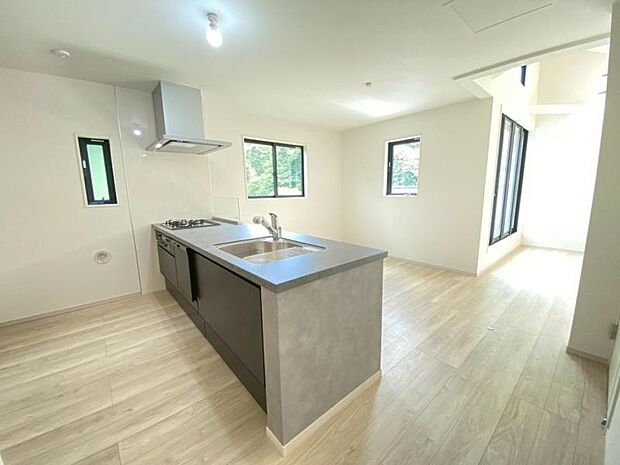 ゆとりあるキッチンスペースを備えるリビングは家族が1番くつろげる癒しの空間。