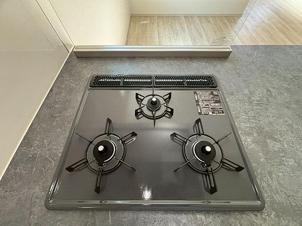 料理の幅を拡げてくれる三口コンロの使いやすいシステムキッチンを採用。