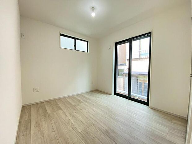 大きな窓からたっぷりと陽光が注がれる明るい空間。一日の疲れをいやしてくれる主寝室。