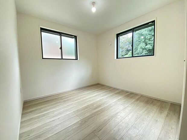 窓からたっぷりと陽光が注がれる、明るく快適なプライベート空間となっています。