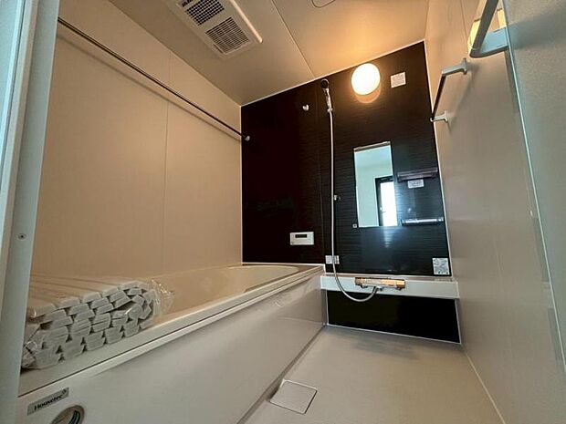 1日の疲れを癒し、快適に過ごして頂くためにゆったりサイズのバスタブを用意しました。浴室乾燥機付きで雨の日の洗濯も可能です。