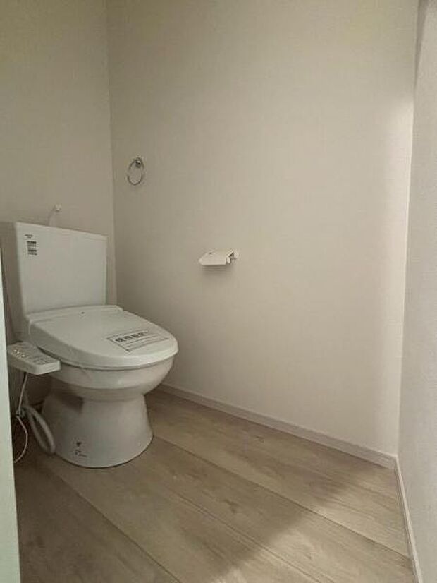 清潔感溢れるトイレ。落ち着いた空間で安らぎのひとときをお過ごしいただけます。