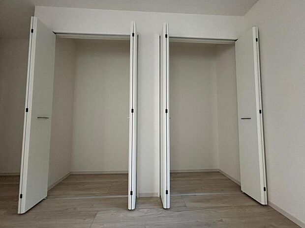 ベッドルームにも空間を上手く利用し、クローゼットを設置。クローゼットを有効活用すれば、生活空間をより上質なものにしてくれるでしょう。