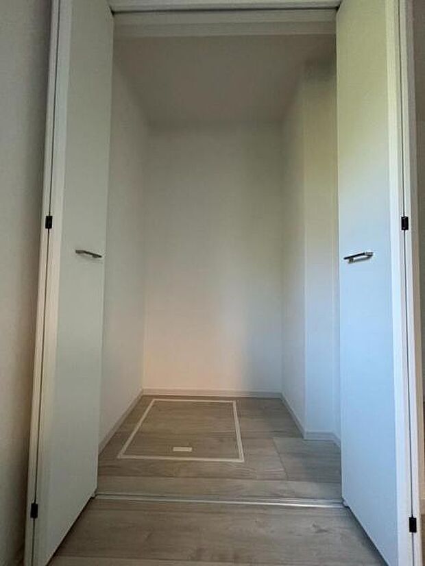 普段使わない季節用品やトランクなど、大きなものもラクラク収納できます。