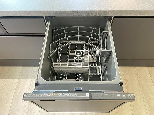 食器洗浄乾燥機　食器の後片付けに便利な食器洗浄乾燥機を標準装備。ビルトインタイプなので見た目もスッキリ、特に共働き世帯のご家族には必須品です。