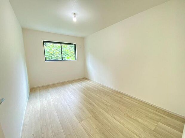 家族個々の安らぎの空間。誰もが好みで飾れるシンプルな室内に仕上げてあります。