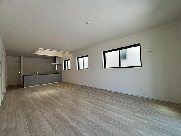 ゆったり21帖の広々リビング。明るさと風が入る窓配置が安らげる空間を演出します。