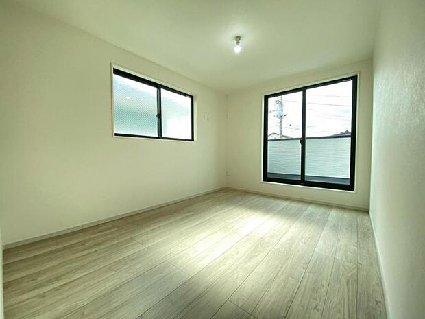 大きな窓からたっぷりと陽光が注がれる明るい空間。一日の疲れをいやしてくれる主寝室。