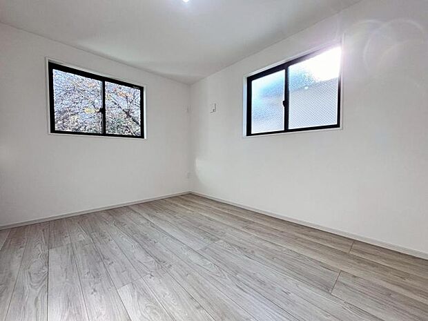 洋室6.0帖　窓からたっぷりと陽光が注がれる、明るく快適なプライベート空間となっています。