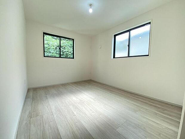 窓からたっぷりと陽光が注がれる、明るく快適なプライベート空間となっています。