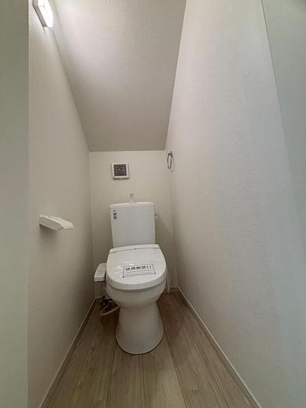 ウォシュレット付きのトイレ。落ち着いた雰囲気を演出する内装に仕上げました。