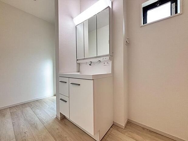 清潔感と機能性を備え、一日の始まりと終わりを心地よく演出してくれるパウダールームです。