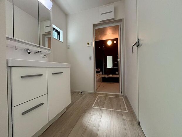 清潔感と機能性を備え、一日の始まりと終わりを心地よく演出してくれるパウダールームです。