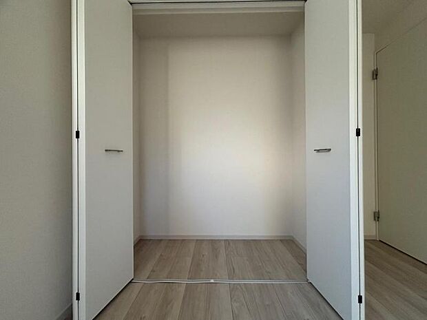 各居室にクローゼットがあり、洋服ダンスなどを置く必要がないのでお部屋を広く使えます。