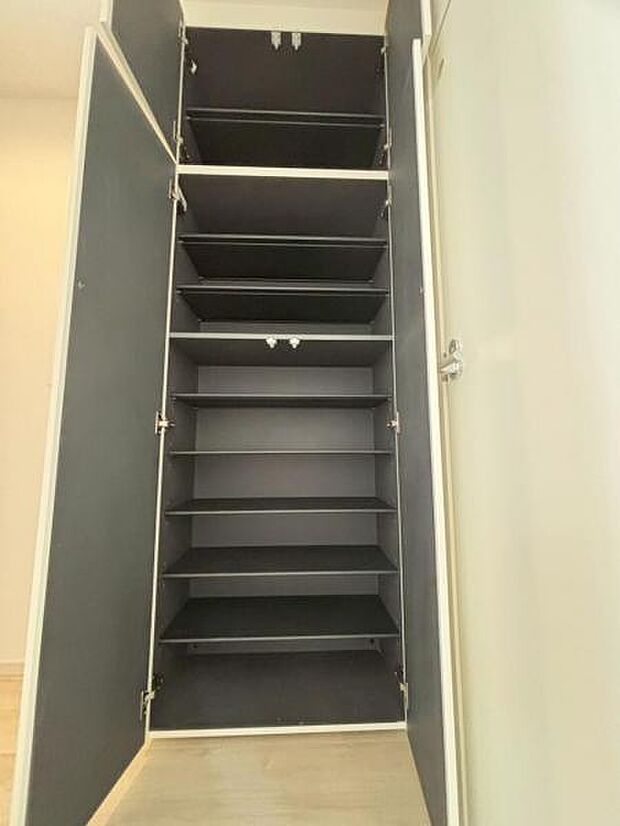 シューズボックスにはご家族みんなの靴をたっぷりの収納できます。