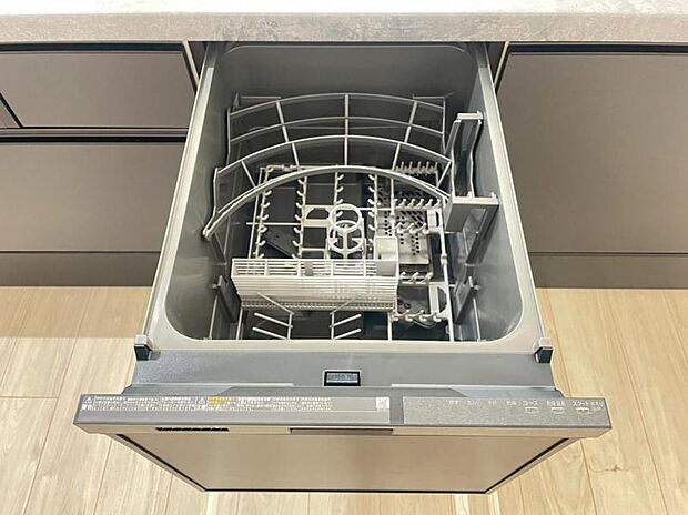 食器洗浄乾燥機 食器の後片付けに便利な食器洗浄乾燥機を標準装備。ビルトインタイプなので見た目もスッキリ、特に共働き世帯のご家族には必須品です。