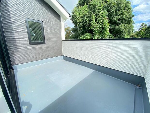 陽の光に照らされるバルコニーを、爽やかな涼風が吹き抜けていきます。