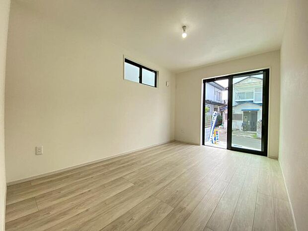 大きな窓からたっぷりと陽光が注がれる明るい空間。一日の疲れをいやしてくれる主寝室。