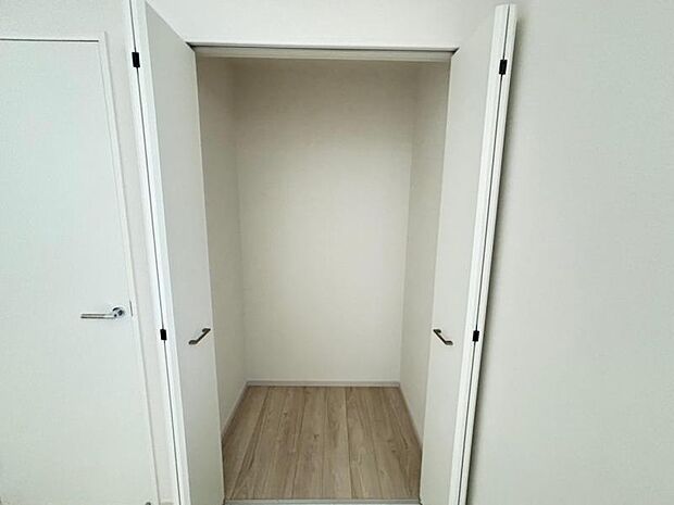 ベッドルームにも空間を上手く利用し、クローゼットを設置。クローゼットを有効活用すれば、生活空間をより上質なものにしてくれるでしょう。