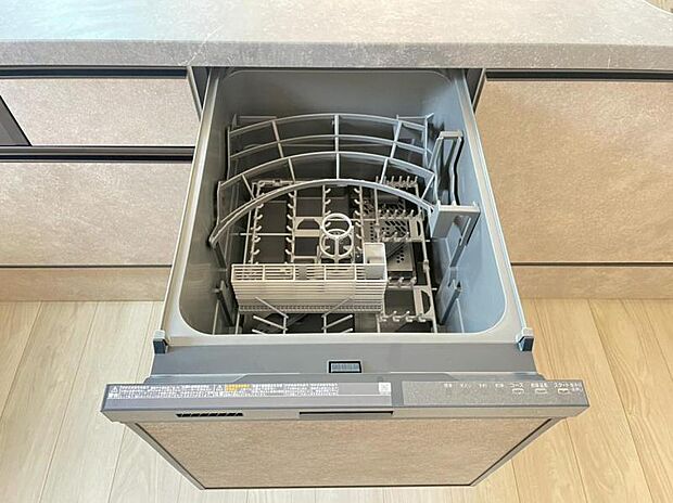 食器洗浄乾燥機 食器の後片付けに便利な食器洗浄乾燥機を標準装備。ビルトインタイプなので見た目もスッキリ、特に共働き世帯のご家族には必須品です。