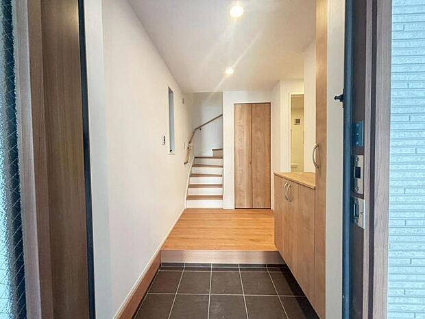 広々とした玄関で大切なお客様をお出迎え。明るく気持ちの良い玄関は気持ちが盛り上がります。