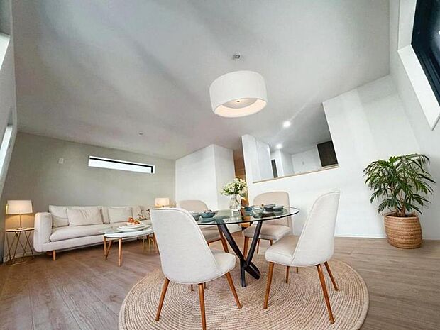 リビング（配置してある家具はCGによるイメージです）ゆったり18.3帖の広々リビング。明るさと風が入る窓配置が安らげる空間を演出します。