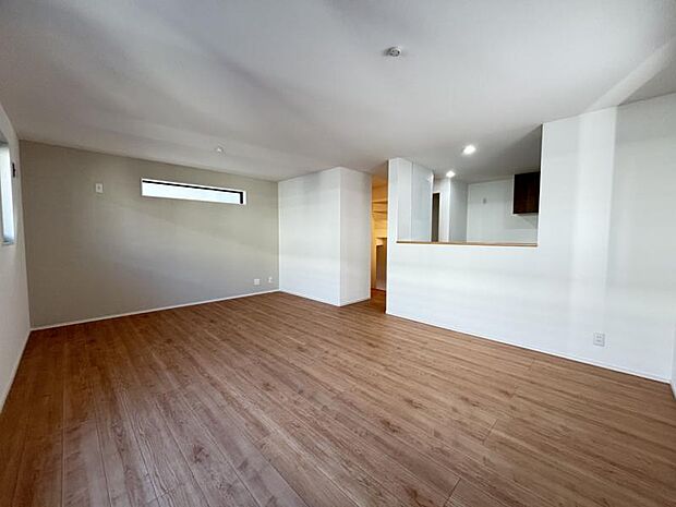 ゆったり18.3帖の広々リビング。明るさと風が入る窓配置が安らげる空間を演出します。