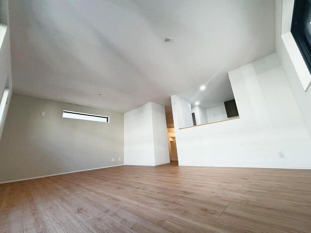 ゆったり18.3帖の広々リビング。明るさと風が入る窓配置が安らげる空間を演出します。