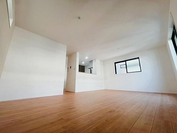 くつろげるリビングは話に夢中になりすぎて、ついつい時間を忘れてしまう。そんな束の間の幸せを感じさせてくれる場所です。