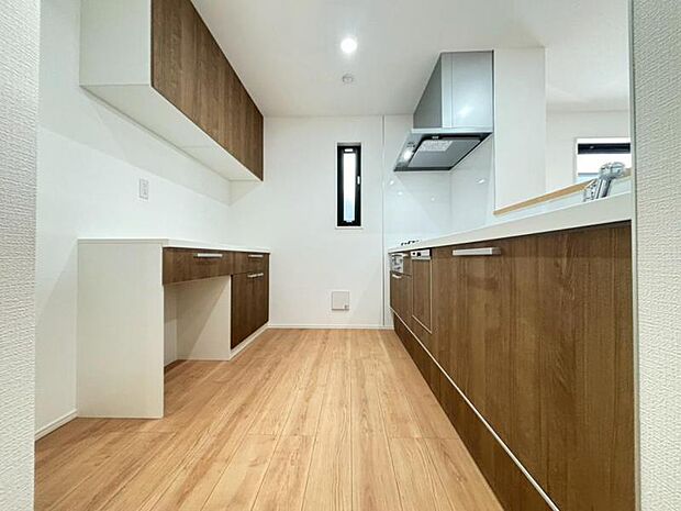 ご家族と顔を合わせながら調理できるカウンタータイプのキッチンは、開放的な雰囲気を創ります。