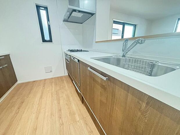 ご家族と顔を合わせながら調理できるカウンタータイプのキッチンは、開放的な雰囲気を創ります。